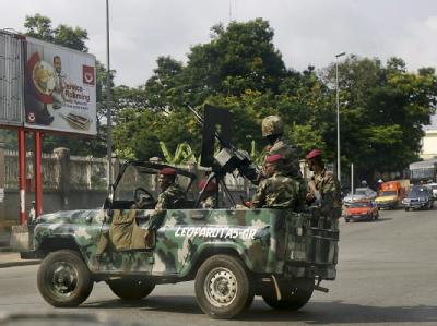 Soldaten, die dem Noch-Präsidenten Laurent Gbagbo ergeben sind, patrouillieren in Abidjan. Gbagbo-Anhänger