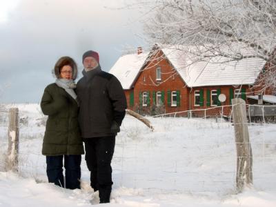 Das Paar Conrad Marlow und Ursula Todt überwintert auf der Insel Ruden - ohne fließendes Wasser und ständig verfügbarem Strom. Paar überwintert auf kleiner Ostseeinsel
