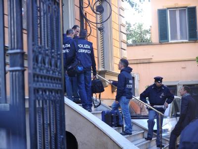 Polizeikräfte vor der chilenischen Botschaft in Rom. Paketbomben in Rom