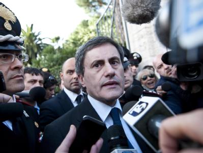Roms Bürgermeister Gianni Alemanno kurz nach dem Anschlag: Bei der Schweizer Botschaft explodiert ein Sprengstoffpaket. Dann eine Bombe auch in Chiles Vertretung. Gianni Alemanno