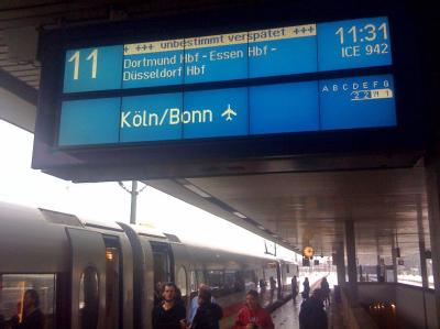Eine Anzeigetafel mit der Aufschrift «unbestimmt verspätet» am Heiligabend auf dem Hauptbahnhof Hannover. Wetter beeinträchtigt Bahnverkehr