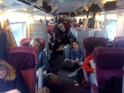 In dem völlig überfüllten ICE 942 von Berlin über Hannover nach Köln/Bonn-Flughafen sitzen und stehen Fahrgäste in der 1. Klasse. Bahnstrecke Berlin-Hannover