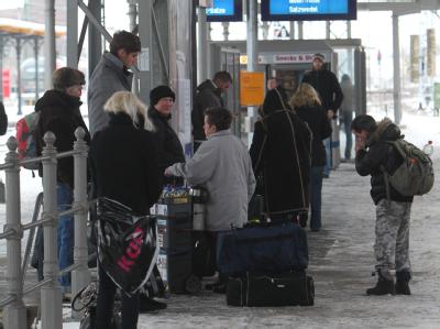 Bahnhof in Stendal: Wegen vereister Oberleitungen ist es zu starken Behinderungen auf der Bahnstrecke zwischen Berlin und Hannover gekommen. Bahnstrecke Berlin-Hannover zeitweise gesperrt
