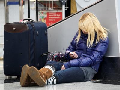 Eine junge Frau wartet auf dem Düsseldorfer Flughafen. Warten auf dem Flughafen Düsseldorf