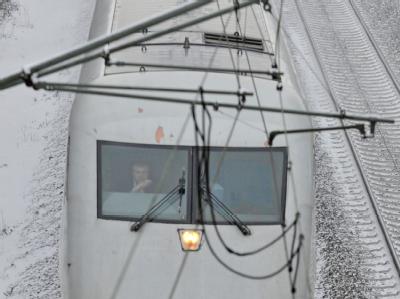 Immer wieder mussten ICE-Fernzüge wegen vereister Oberleitungen und umgestürzter Bäume vorübergehend stehenbleiben. Stromabnehmer