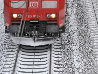 Nach Angaben der Bahn sind alle größeren bundesweiten Fernstrecken frei befahrbar. Zug der Deutschen Bahn