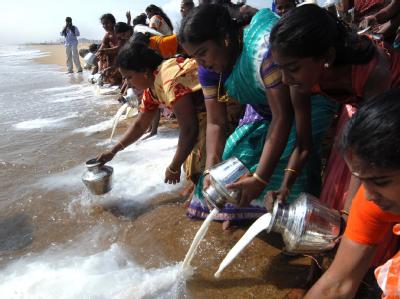 Indische Frauen schütten Milch in der Bucht von Bengalen als ein Ritual und Gedenken somit Tsunami-Opfern. Bei der Naturkatastrophe am 26. Dezember 2004 kamen rund 220.000 Menschen ums Leben. Gedenken an Tsunami-Opfer