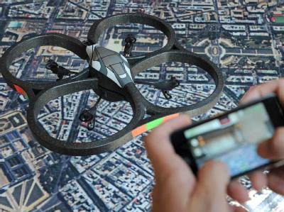 den Quadcopter Parrot AR.Drone gesteuert mit einem iPod touch: Bundesverbraucherministerin Ilse Aigner sieht Datenschutzlücken beim privaten Einsatz von Drohnen mit eingebauten Kameras. (Archivbild) Kamera-Drohne