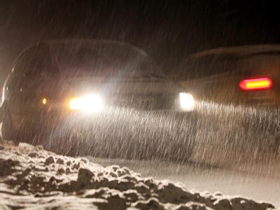 Autos fahren durch starken Schneefall in Hamburg. Schneefall in Hamburg