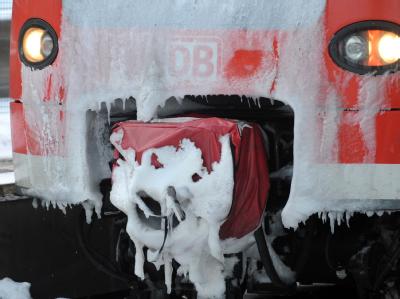Eine vereiste Lok der Deutschen Bahn: Bundesverkehrsminister Peter Ramsauer hat die Bahn in Schutz genommen Bahn kämpft mit dem Schnee