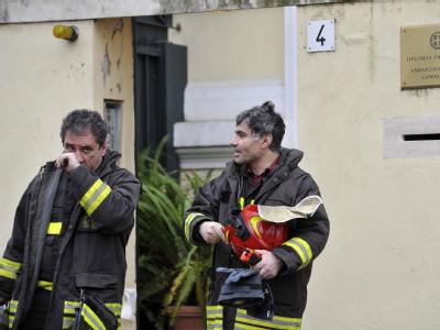 Feuerwehrleute sichern den Eingang der griechischen Botschaft ab. Bombenalarm in Rom