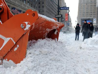 Ein Schneepflug pausiert nahe der Penn Station: Der gesamte Verkehr in und um New York ist zum Erliegen gekommen. Schneepflug