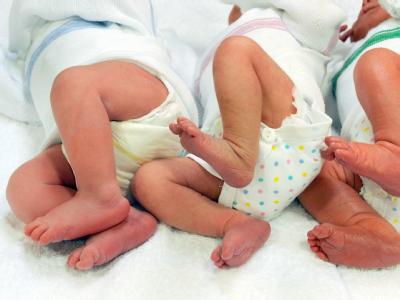 Die Beinchen von drei Säuglingen: In in den ersten neun Monaten 2010 wurden fast 20 000 Babys mehr geboren als im Vergleichszeitraum 2009. Neugeborene