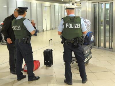 Sollten Flugpassagiere in Polizeikontrolle