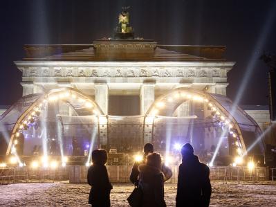 Die Lichtprobe am Brandenburger Tor gibt einen Vorgeschmack auf die baldige Feierlichkeit. Es werden bis zu einer Million Menschen erwartet. Um Punkt 0 Uhr ist dort das Lichtspektakel «Architektur am Himmel» des Künstlers Gert Hof zu sehen - mit Musik, Hö Lichtprobe