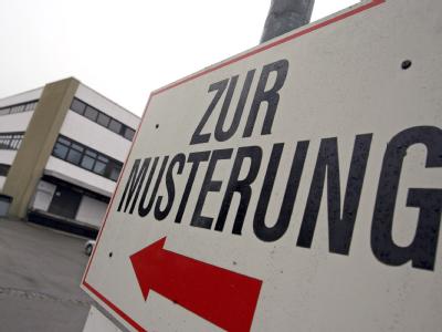 Bald nicht mehr von Nutzen: Das Hinweisschild mit der Aufschrift «Zur Musterung» vor einem Kreiswehrersatzamt. Kreiswehrersatzamt