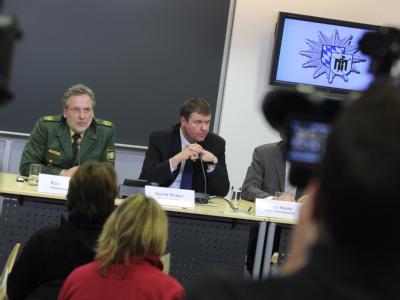 Polizeivizepräsident Robert Kopp (l) und Kriminaldirektor Harald Pickert bei der Pressekonferenz in München: Ein Polizist hatte am Vorabend bei einem Einsatz in einem Münchner Mietshaus eine Frau erschossen. Tödlicher Schuss in München