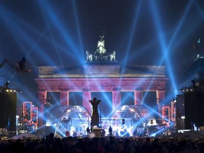 Tausende Besucher verfolgen vor dem Brandenburger Tor in Berlin auf der Straße des 17. Juni die Open-Air-Silvesterparty. Berliner Silvester-Meile