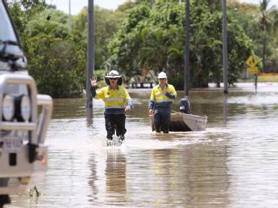 Die Menschen flüchten vor den Wassermassen. Auch den Jahreswechsel mussten Zehntausende in Queensland an der Ostküste in Notunterkünften verbringen. Überschwemmung in Australien
