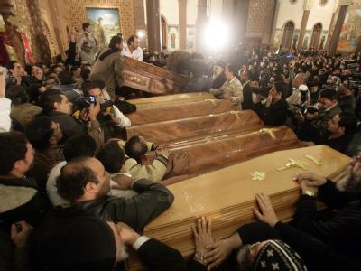 Särge mit den bei einem Anschlag getöteten Christen in der ägyptischen Stadt Alexandria. Beisetzung