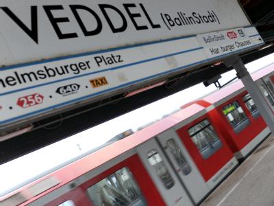 Mit Aufnahmen der Überwachungskameras am Bahnsteig sind die drei Angreifer laut Polizei inzwischen identifiziert, aber noch nicht gefasst. Prügelattacke auf S-Bahnhof Veddel