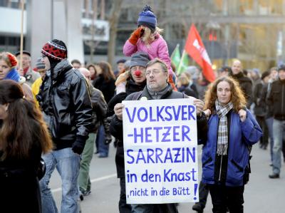 Protest gegen Thilo Sarrazin: Rund 200 Demonstranten gingen in der Mainzer Innenstadt auf die Straße. Sarrazin-Gegner protestieren gegen Auftritt
