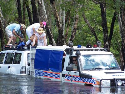 Australische Polizisten befreien die deutschen Touristen aus selbstverschuldeter Not. Rettung auf dem Krokodil-Fluss