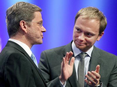 Parteichef und Generalsekretär: Guido Westerwelle im letzten April nach einer Rede den Applaus von Christian Lindner. Westerwelle und Lindner