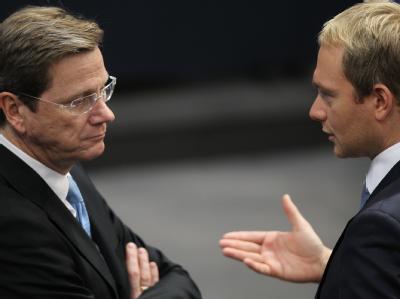 Zwei Liberale im Gespräch: FDP-Chef Guido Westerwelle (l) und Generalsekretär Christian Lindner (Archivbild) FDP - Westerwelle, Lindner