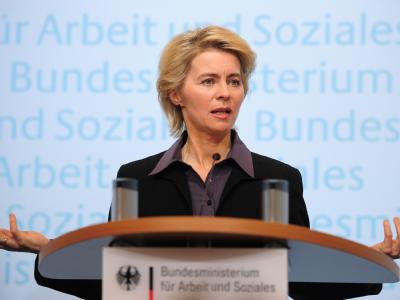 Seit Wochen geht der Parteienstreit um die Gesetzesänderungen bei Hartz IV - Arbeitsministerin von der Leyen erwartet nun Bewegung. Pk von der Leyen
