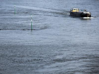 Ein Schiff fährt an überfluteten Rheinbuhnen in Düsseldorf vorbei. Tauwetter