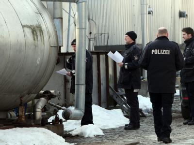 Polizeibeamte durchsuchen das Firmengelände der Harles und Jentzsch GmbH in Uetersen (Kreis Pinneberg). Durchsuchung bei Harles und Jentzsch