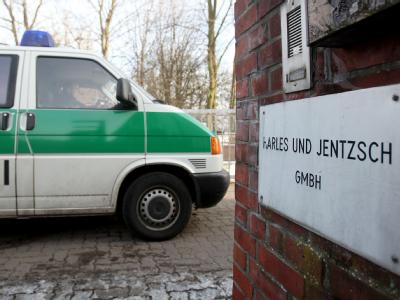 Laboruntersuchungen haben ergeben, dass der Dioxin-Grenzwert bei Harles und Jentzsch deutlich überschritten wurde. Durchsuchung bei Harles und Jentzsch