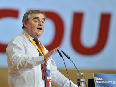Saarlands Ministerpräsident Peter Müller (CDU) hat die schwarz-gelbe Bundesregierung zum Einlenken aufgefordert. Peter Müller
