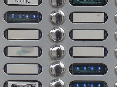 Klingeltaster eines Wohnhauses im Plattenbaugebiet «Neustädter See» in Magdeburg. (Symbolbild) Volkszählung 2011
