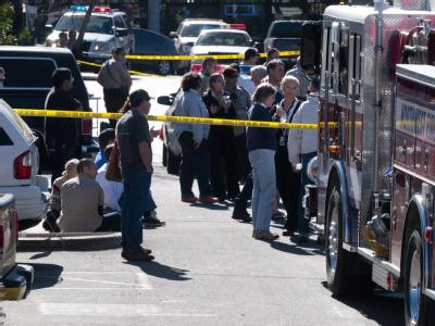 Nach Angaben der Polizei streckte der Täter die Abgeordnete gezielt nieder und erschoss sechs weitere Menschen, darunter ein kleines Mädchen. Tatort in Tucson