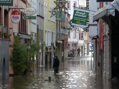 Das Hochwasser steht in der Altstadt von Zell an der Mosel. Hochwasser in Zell an der Mosel