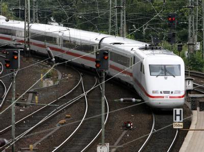 Ein ICE fährt in den Hauptbahnhof in Hamburg ein: Für die Verkehrsministerkonferenz am Montag zeichnet sich angesichts des Winterchaos bei der Bahn ein Gezerre um die Gewinnausschüttung des Staatsunternehmens ab. Bahn