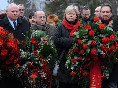 Die Spitze der Linkspartei auf dem Friedhof Friedrichsfelde Gedenken an Luxemburg und Liebknecht
