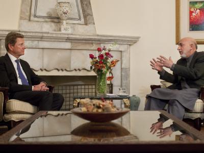 Bundesaußenminister Guido Westerwelle im Gespräch mit dem afghanischen Präsidenten Hamid Karsai in Kabul. Westerwelle und Karsai