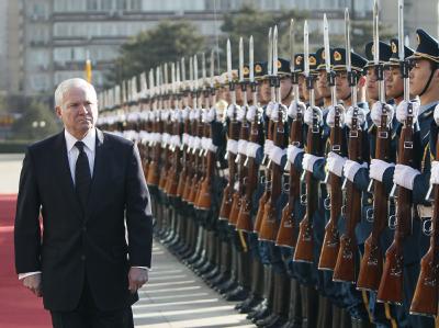 US-Verteidigungsminister Robert Gates wird in Peking mit militärischen Ehren empfangen. US-Verteidigungsminister Robert Gates in Peking