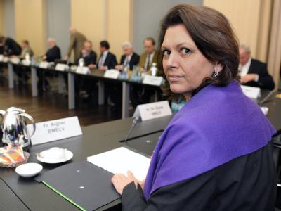 Bundesverbraucherschutzministerin Ilse Aigner sitzt vor Beginn eines Treffens mit Vertretern der Agrarbranche in einem Konferenzraum in Berlin. Aigner trifft Vertreter der Agrar-Branche
