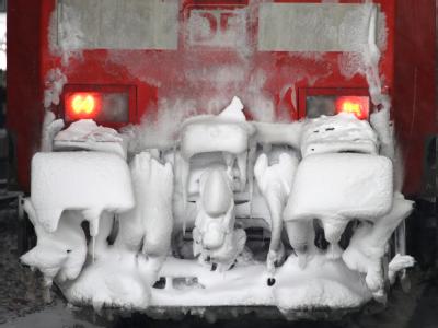 Eine verschneite Lokomotive im Düsseldorfer Hauptbahnhof: Das Wetter-Chaos bei der Bahn ist Thema einer Sonderkonferenz der Verkehrsminister. Deutsche Bahn