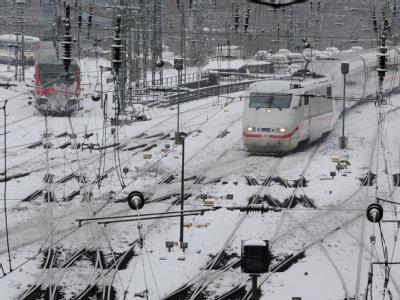 Ein ICE fährt in den Hamburger Hauptbahnhof ein. Das Wetter-Chaos bei der Bahn steht heute im Mittelpunkt einer Sonderkonferenz der Verkehrsminister in Berlin. ICE im Schnee