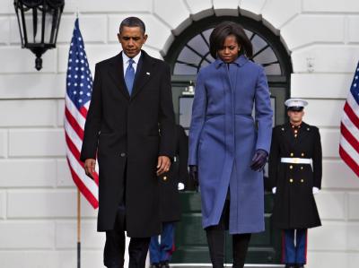 US-Präsident Barack Obama und seine Frau Michelle bei einer Schweigeminute vor dem Weißen Haus. Obama