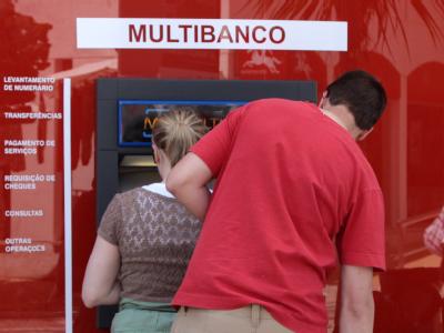 Bankkunden im portugiesischen Lagos an einem Geldautomaten (Archiv). Eurokrise in Portugal
