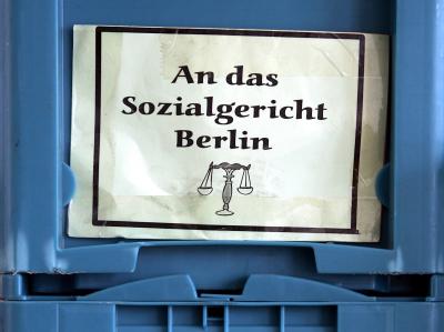 Anlieferung von Post für das Sozialgericht in der Berliner Invalidenstraße. Post für das Sozialgericht