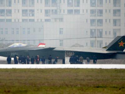 Der chinesische Prototyp eines J-20 genannten Tarnkappen-Kampfjets. Tarnkappen-Kampfjet