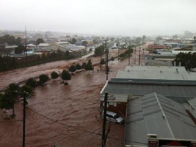 Rotgefärbte Wassermassen schieben sich durch das australische Toowoomba. Wassermassen