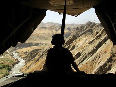 Ein Soldat sitzt im Heck eines Hubschraubers während eines Einsatzes in Afghanistan. Afghanistan